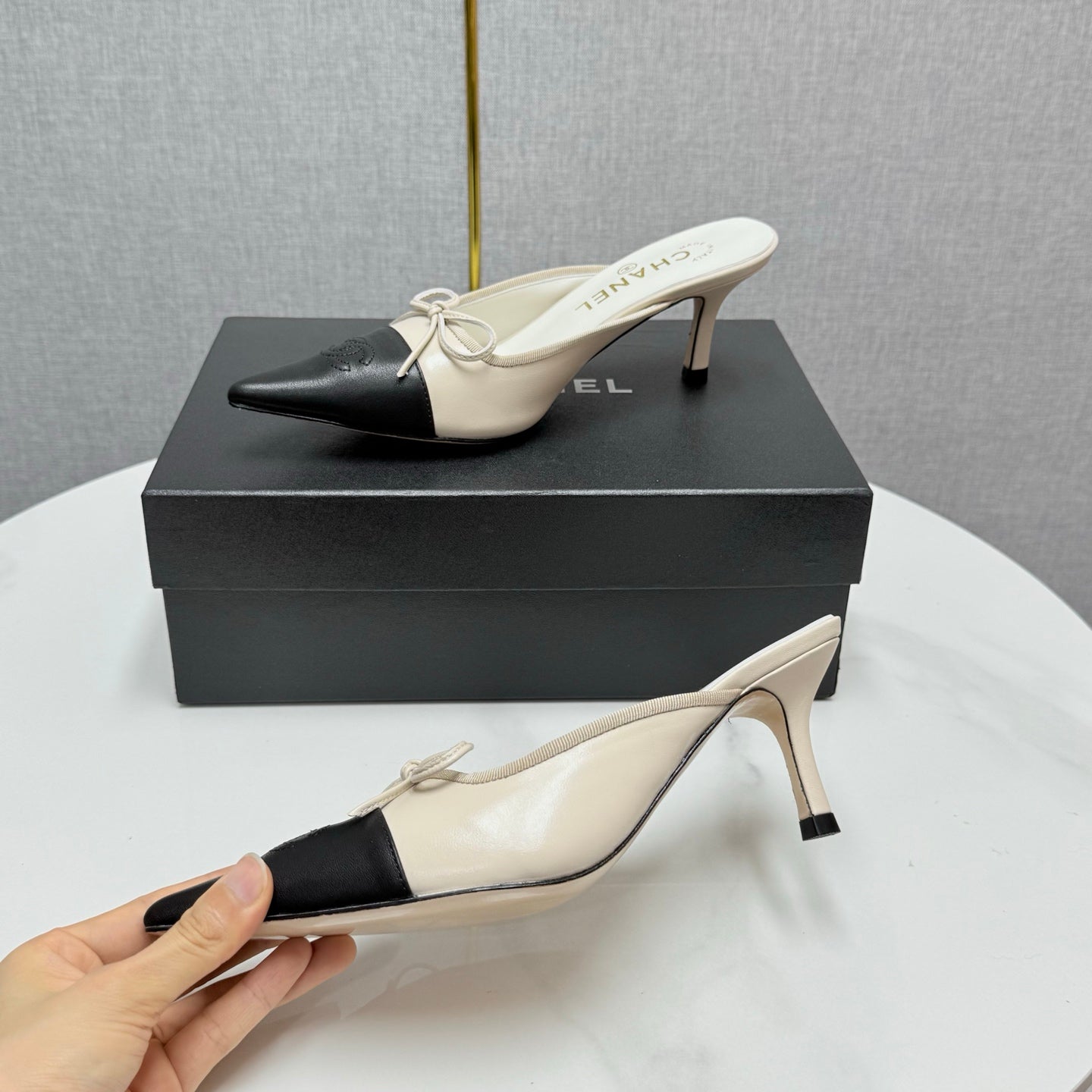 CC HEEL MULES 25S IN BLACK AND CREAM WHITE LAMBSKIN WITH BOW - 35