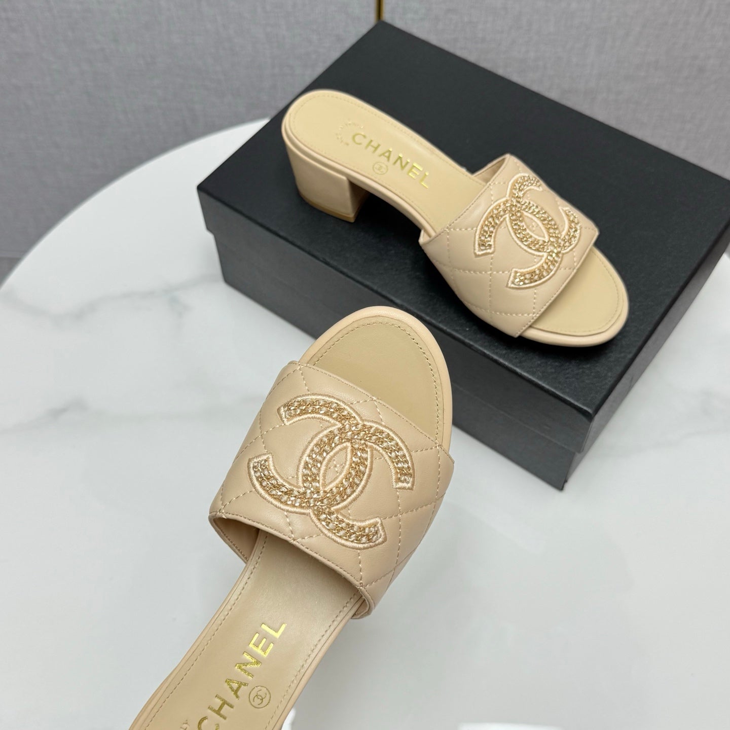 CC HIGH HEEL 25S IN BEIGE CALFSKIN WITH LOGO - 35