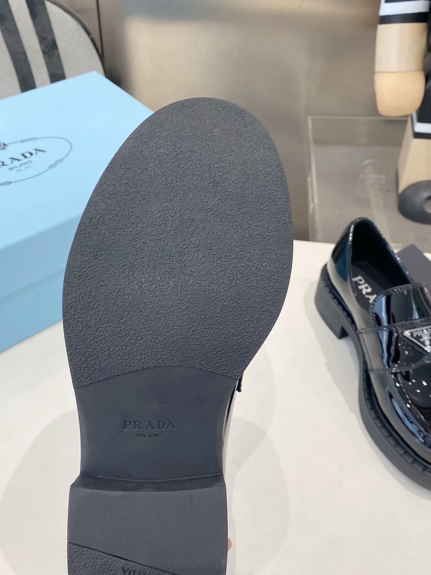 Лофери PRADA 26S з чорної лакованої телячої шкіри з логотипом