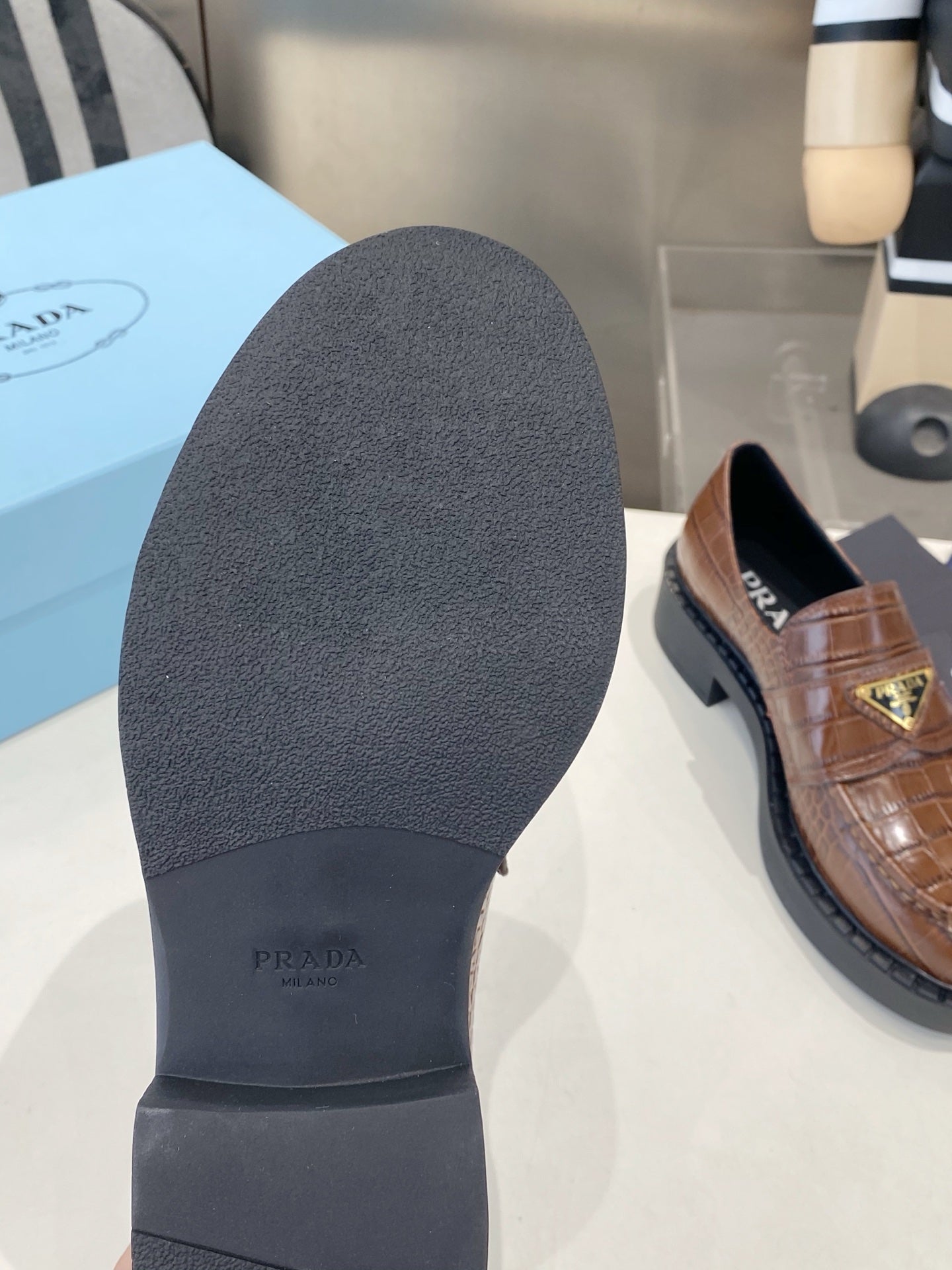 ЛОФЕРИ PRADA 26S З ТЕЛЯЧОЇ ШКІРИ ТЕМНО-КОРИЧНЕВОГО КОЛЬОРУ З ТИСНЕННЯМ ПІД КРОКОДИЛА