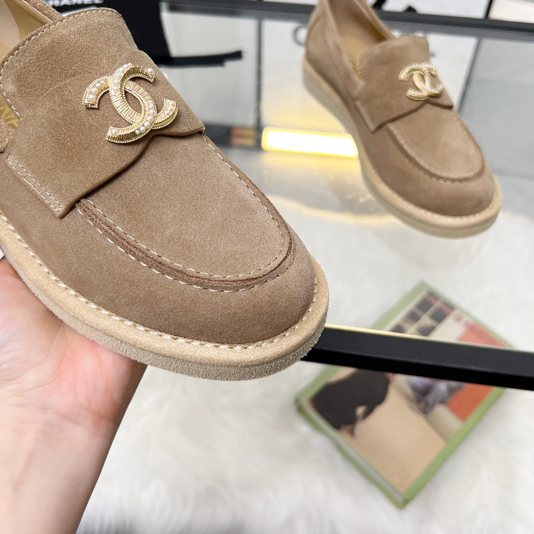 CC PEARL LOGO LOAFERS IN CINNAMON BROWN SUEDE - 35