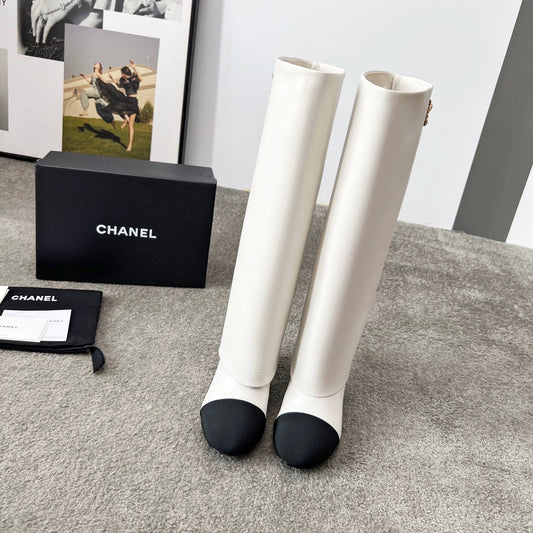 CHANEL 25S ВИСОКІ ЧОБОТИ 55 ММ З ТЕЛЯЧОЇ ШКІРИ ТА ПОЛОТНА КОЛЬОРУ СЛОНОВОЇ КІСТКИ, ЧОРНІ, ЗІ ЗОЛОТОЮ ФУРНІТУРОЮ - 35