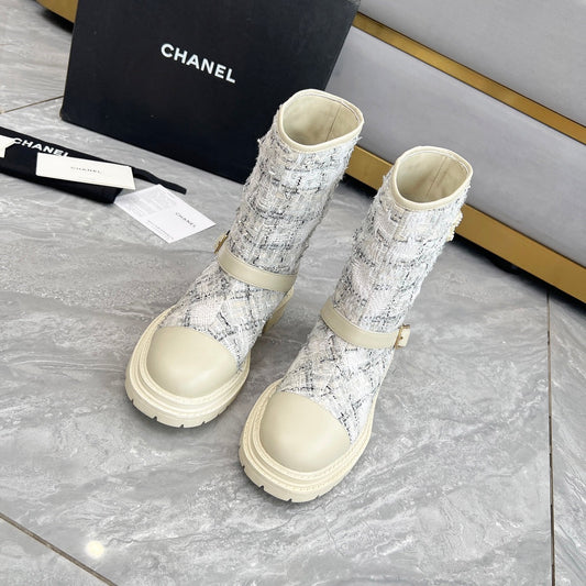 CHANEL 25S ЧОБОТИ ДО СЕРЕДИНИ ІКРИ 45 ММ З БЕЖЕВОЇ ТЕЛЯЧОЇ ШКІРИ ТА БІЛОГО ТВІДУ ІЗ ЗОЛОТОЮ ФУРНІТУРОЮ - 35