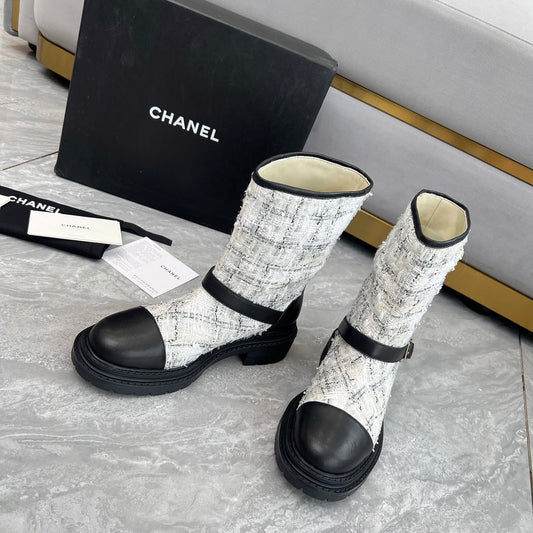 CHANEL 25S ЧОБОТИ ДО СЕРЕДИНИ ІКРИ 45 ММ З ЧОРНОЇ ТЕЛЯЧОЇ ШКІРИ ТА БІЛОГО ТВІДУ ЗОЛОТА ФУРНІТУРА - 35