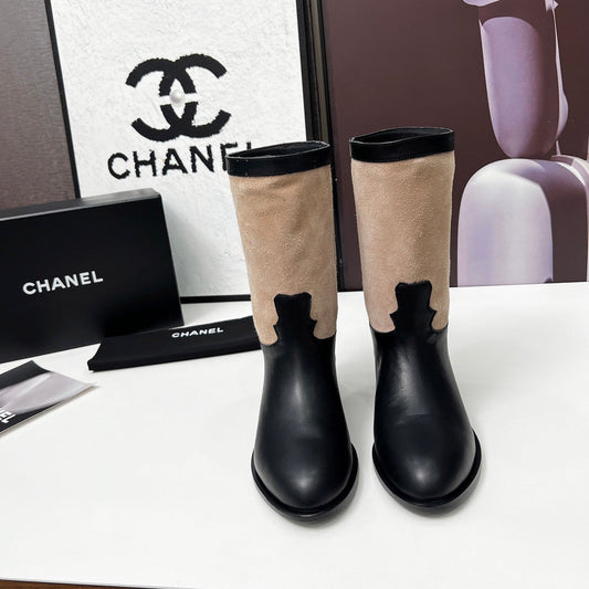 ЧОБОТИ CHANEL 25S СЕРЕДНЬОЇ ДОВЖИНИ 35 ММ З ЧОРНОЇ ТЕЛЯЧОЇ ШКІРИ ТА СІРО-КОРИЧНЕВОЇ ЗАМШІ ІЗ ЗОЛОТИСТОЮ ФУРНІТУРОЮ - 35