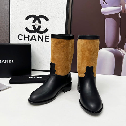 ЧОБОТИ CHANEL 25S СЕРЕДНЬОЇ ДОВЖИНИ 35 ММ З ЧОРНОЇ ТЕЛЯЧОЇ ШКІРИ ТА КАРАМЕЛЬНОЇ ЗАМШІ ІЗ ЗОЛОТОЮ ФУРНІТУРОЮ - 35