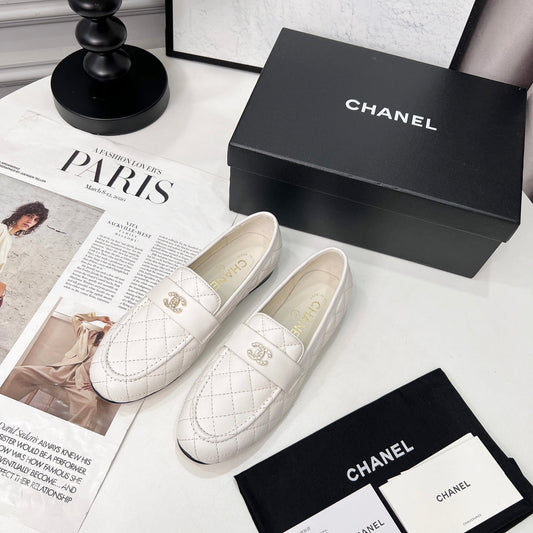 CHANEL 25S ЛОФЕРИ-ТУФЛІ ДЛЯ ТАНЦІВ З БІЛОЇ ТЕЛЯЧОЇ ШКІРИ ІЗ ЗОЛОТИСТОЮ ФУРНІТУРОЮ - 35
