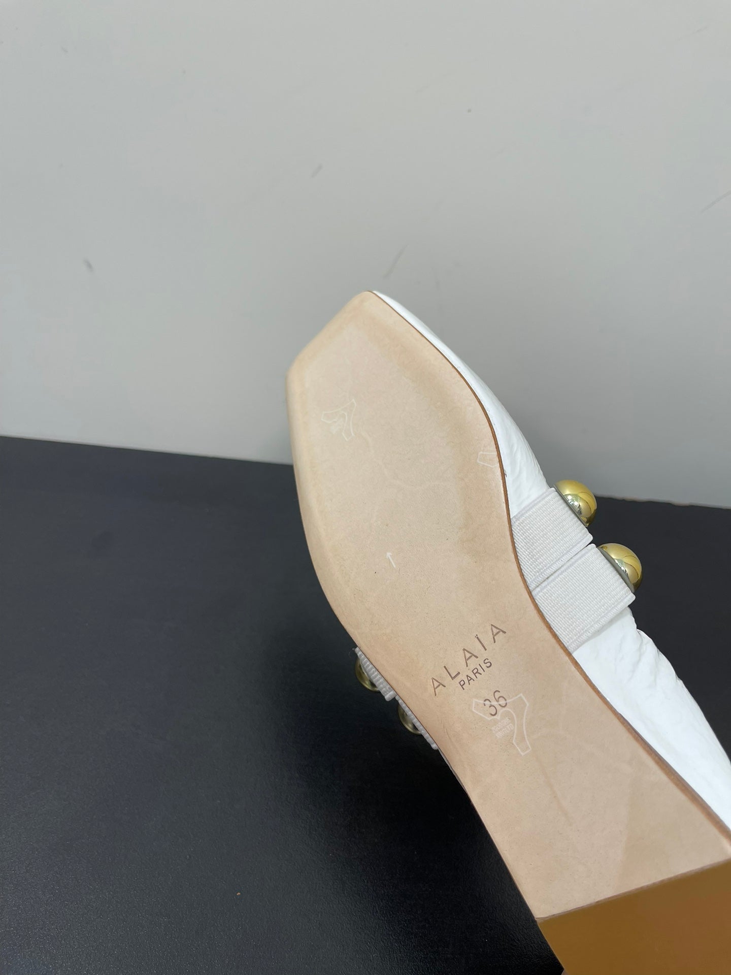 ALAIA BALLET FLATS IN WHITE GLOSSY CALFSKIN WITH GOLD HARDWARE - 35