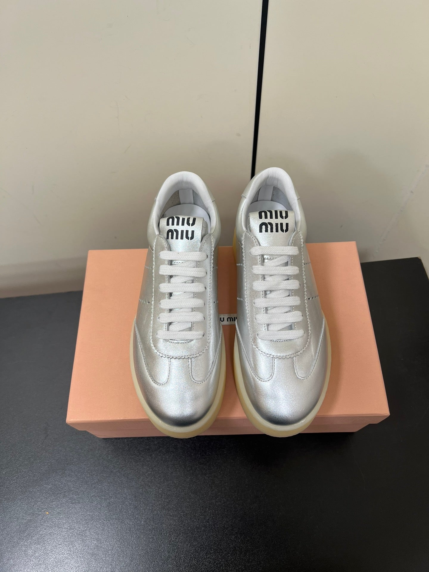 THICK-SOLED RETRO SNEAKERS IN SILVER METALLIC SMOOTH LAMBSKIN - 35