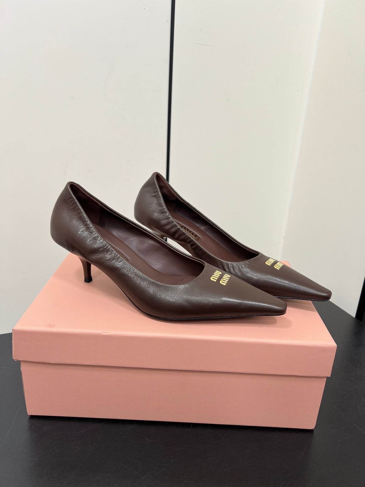 POINTED-TOE MID HEEL PUMPS IN CHOCOLATE SMOOTH LAMBSKIN - 35