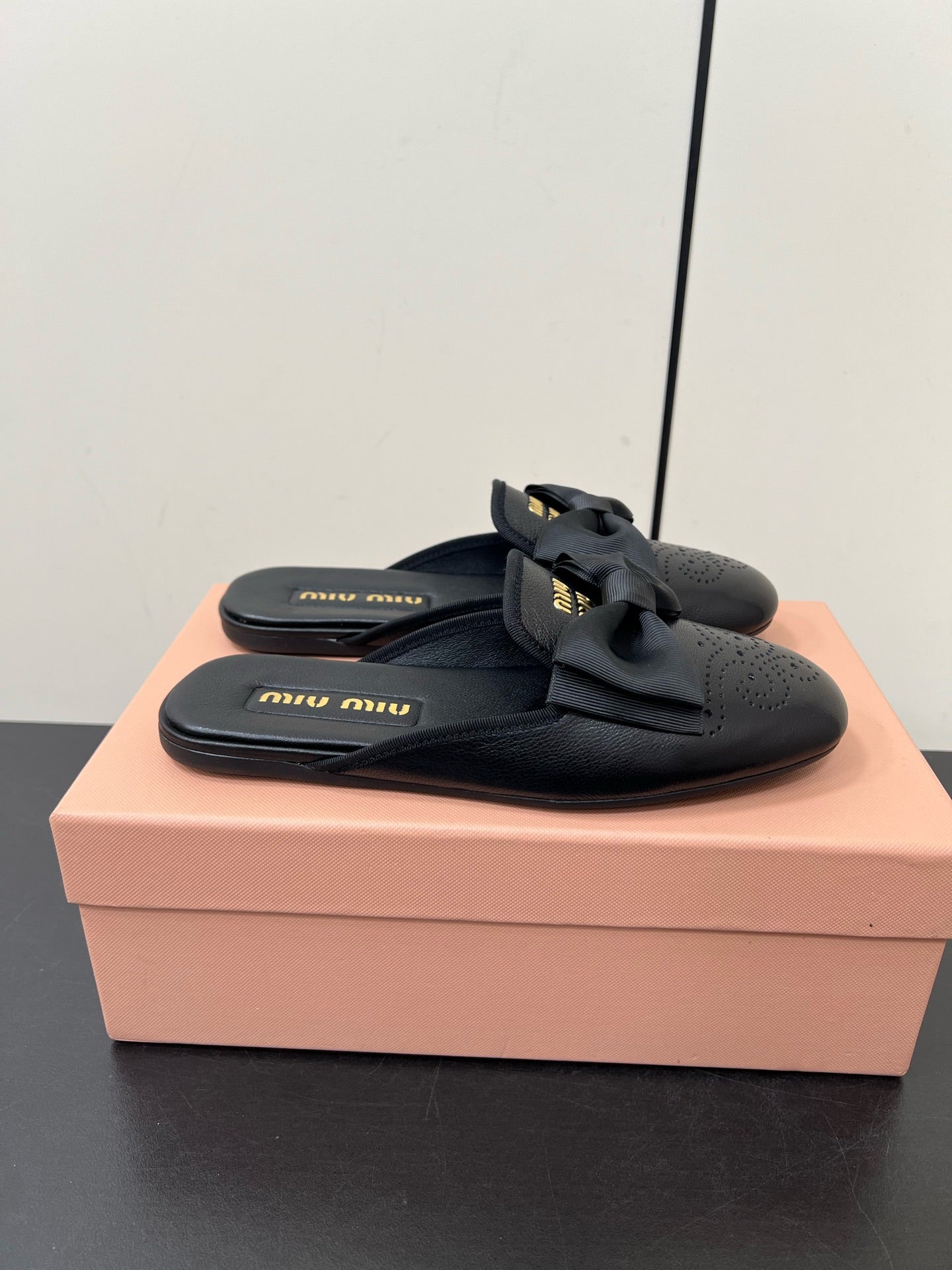 BOW MULES IN BLACK SHEEPSKIN - 35
