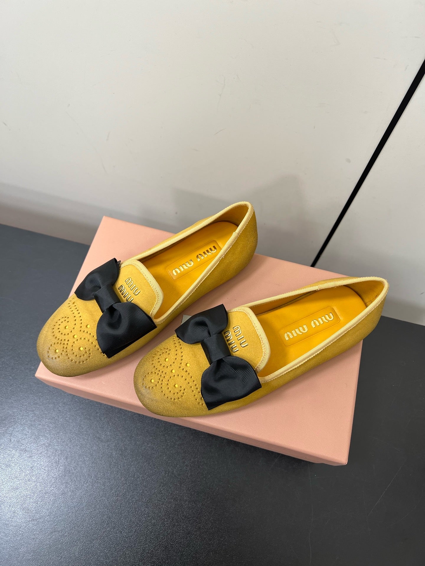 LOAFERS WITH BOW IN DUST YELLOW SUEDE - 35