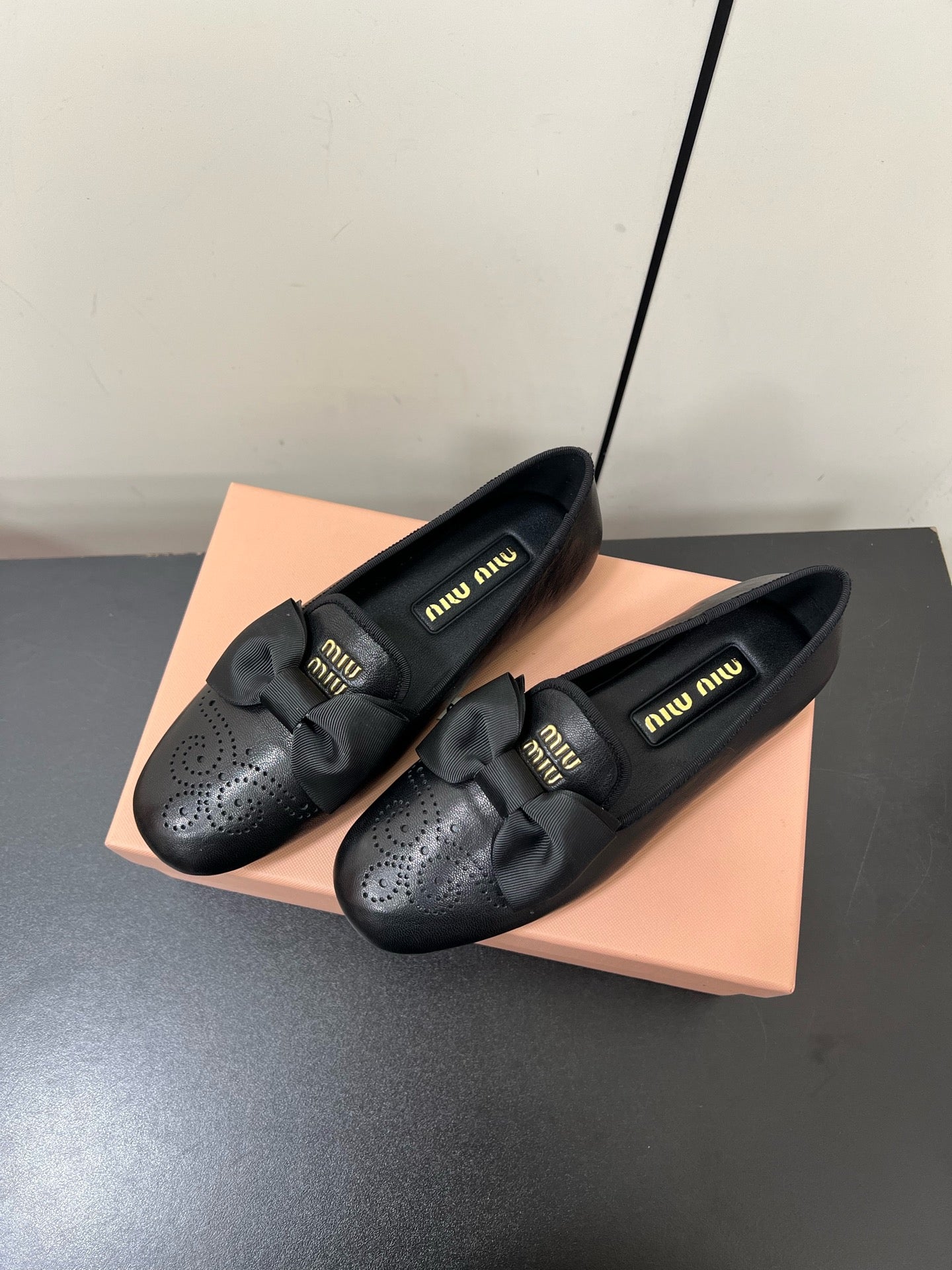 LOAFERS WITH BOW IN BLACK SHEEPSKIN - 35
