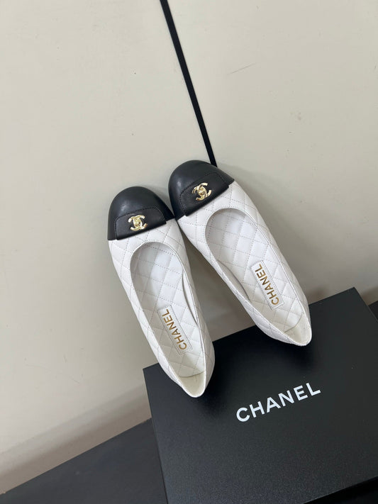 CC BALLET FLAT 25SS IN WHITE MIX BLACK LAMBSKIN WITH GOLD HARDWARE - 35