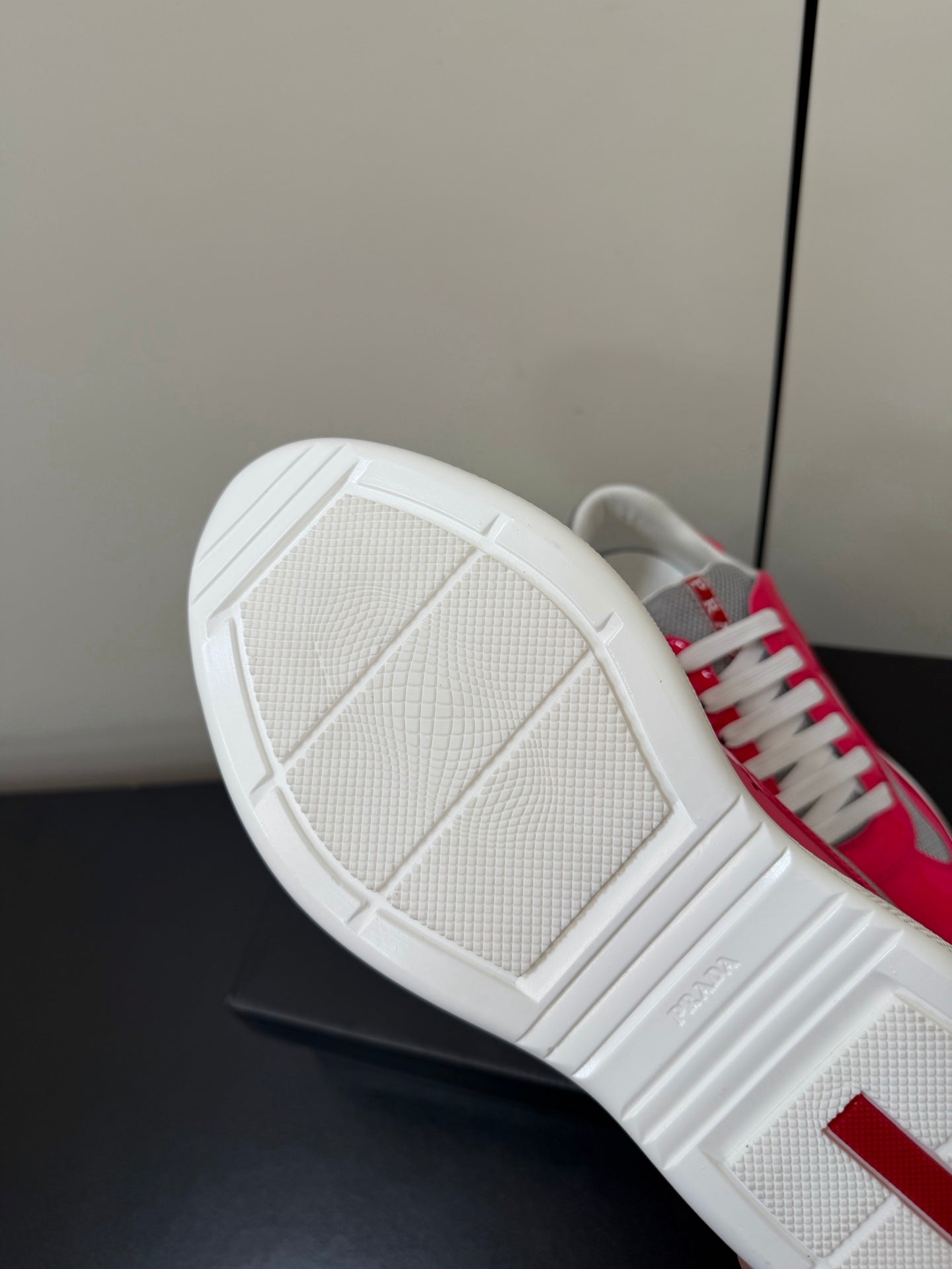 КРОСІВКИ PRADA 26S З РОЖЕВОЇ ЛАКОВАНОЇ ТЕЛЯЧОЇ ШКІРИ ТА БІЛОЇ СІТКИ