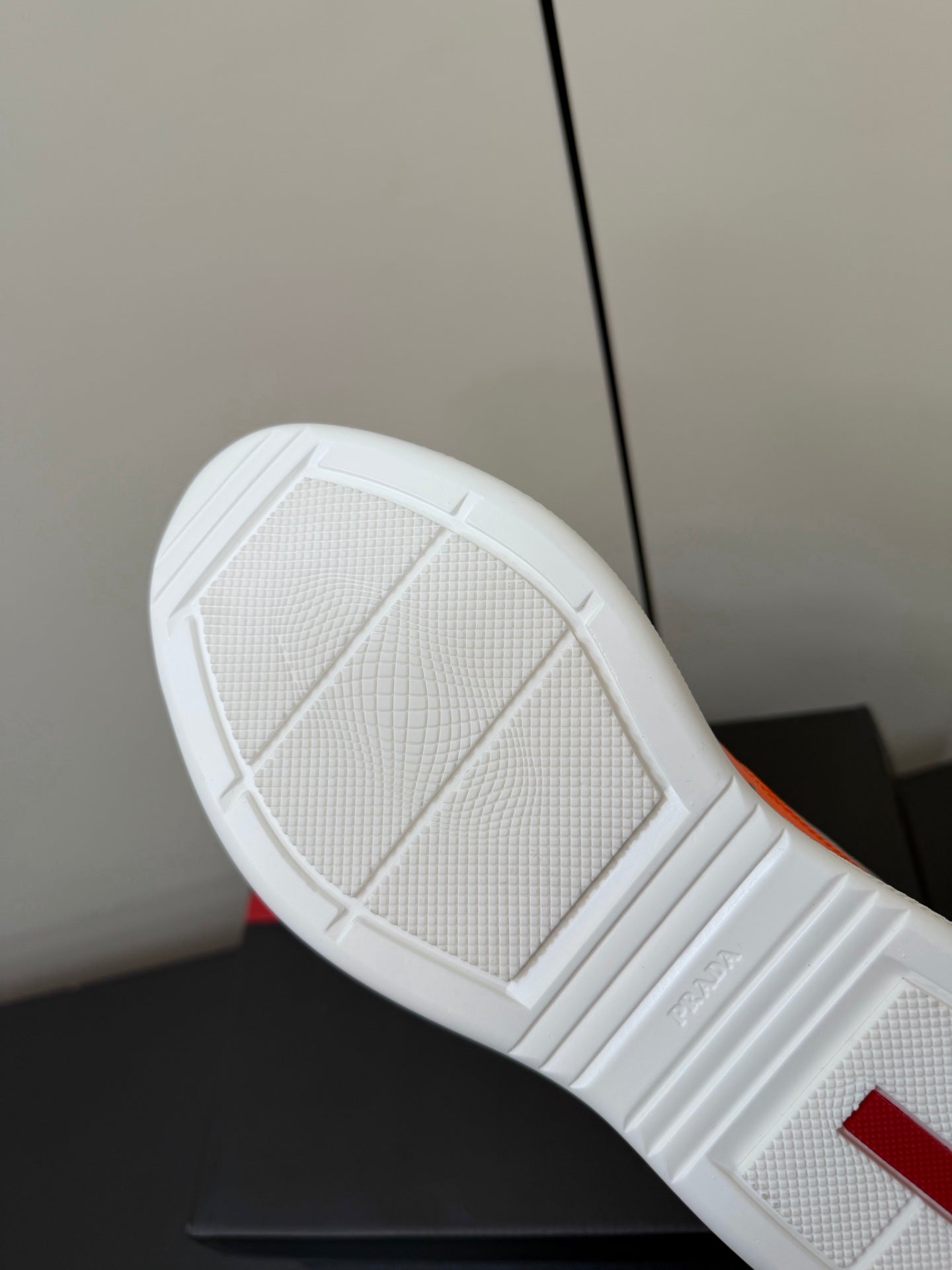 КРОСІВКИ PRADA 26S З ПОМАРАНЧЕВОЇ ЛАКОВАНОЇ ТЕЛЯЧОЇ ШКІРИ ТА БІЛОЇ СІТКИ