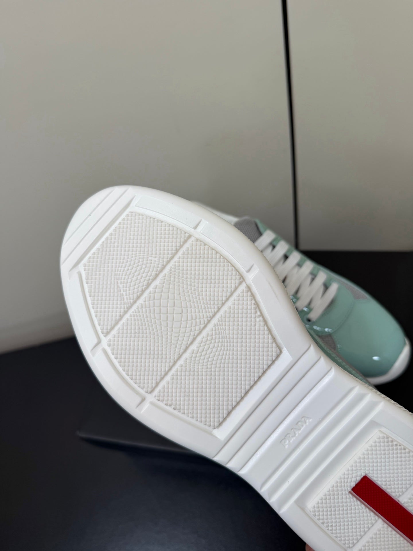 КРОСІВКИ PRADA 26S З ТЕЛЯЧОЇ ШКІРИ (ЛАК) М'ЯКОГО БІРЮЗОВОГО КОЛЬОРУ ТА БІЛОЇ СІТКИ
