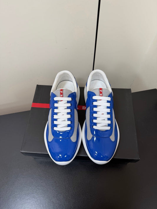 КРОСІВКИ PRADA 26S З ТЕМНО-СИНЬОЇ ЛАКОВАНОЇ ТЕЛЯЧОЇ ШКІРИ ТА БІЛОЇ СІТКИ