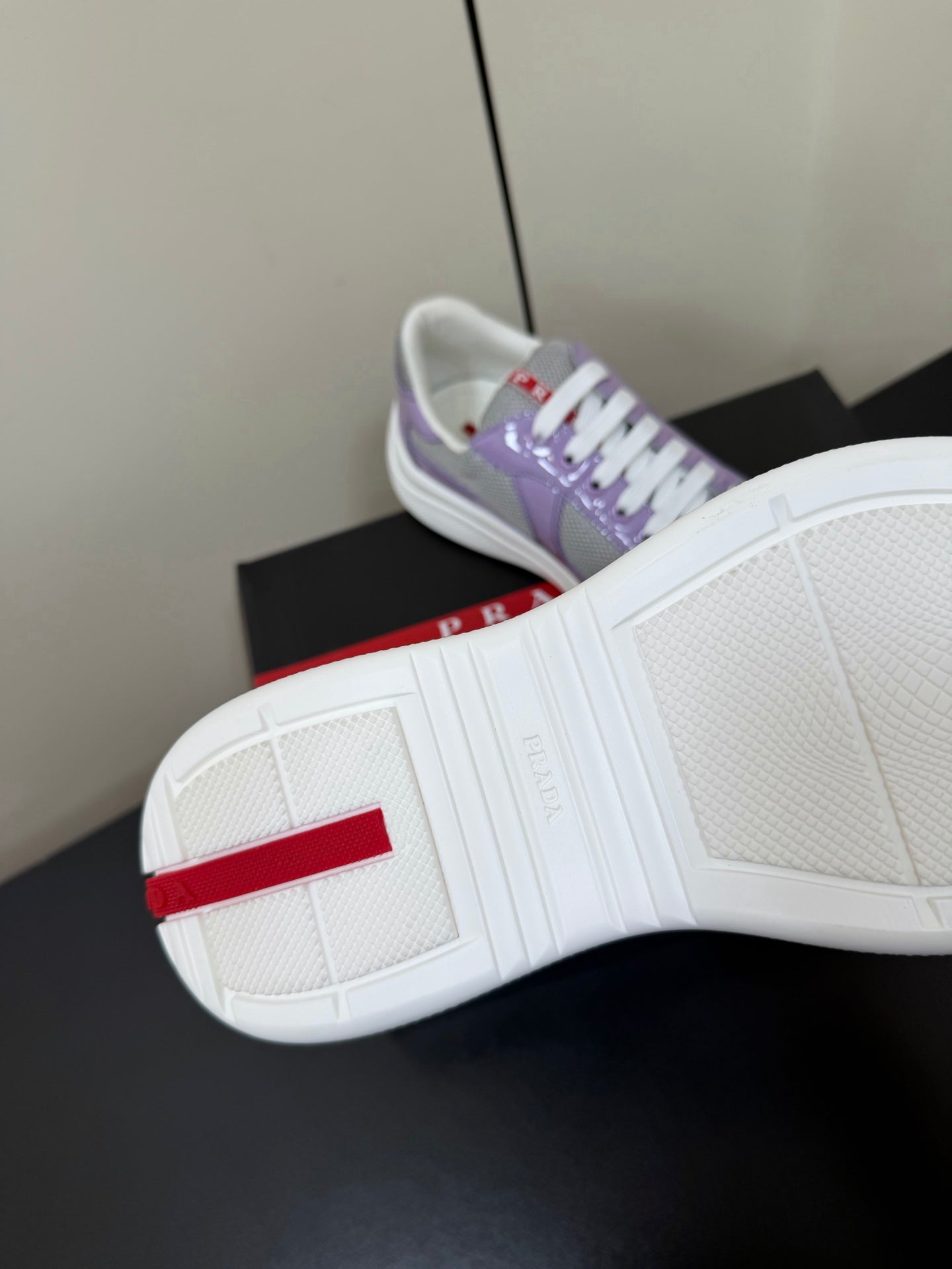 КРОСІВКИ PRADA 26S З БЛИСКУЧОЇ ШКІРИ ТЕЛЯТИ КОЛЬОРУ СВІТЛОЇ СЛИВИ ТА БІЛОЇ СІТКИ