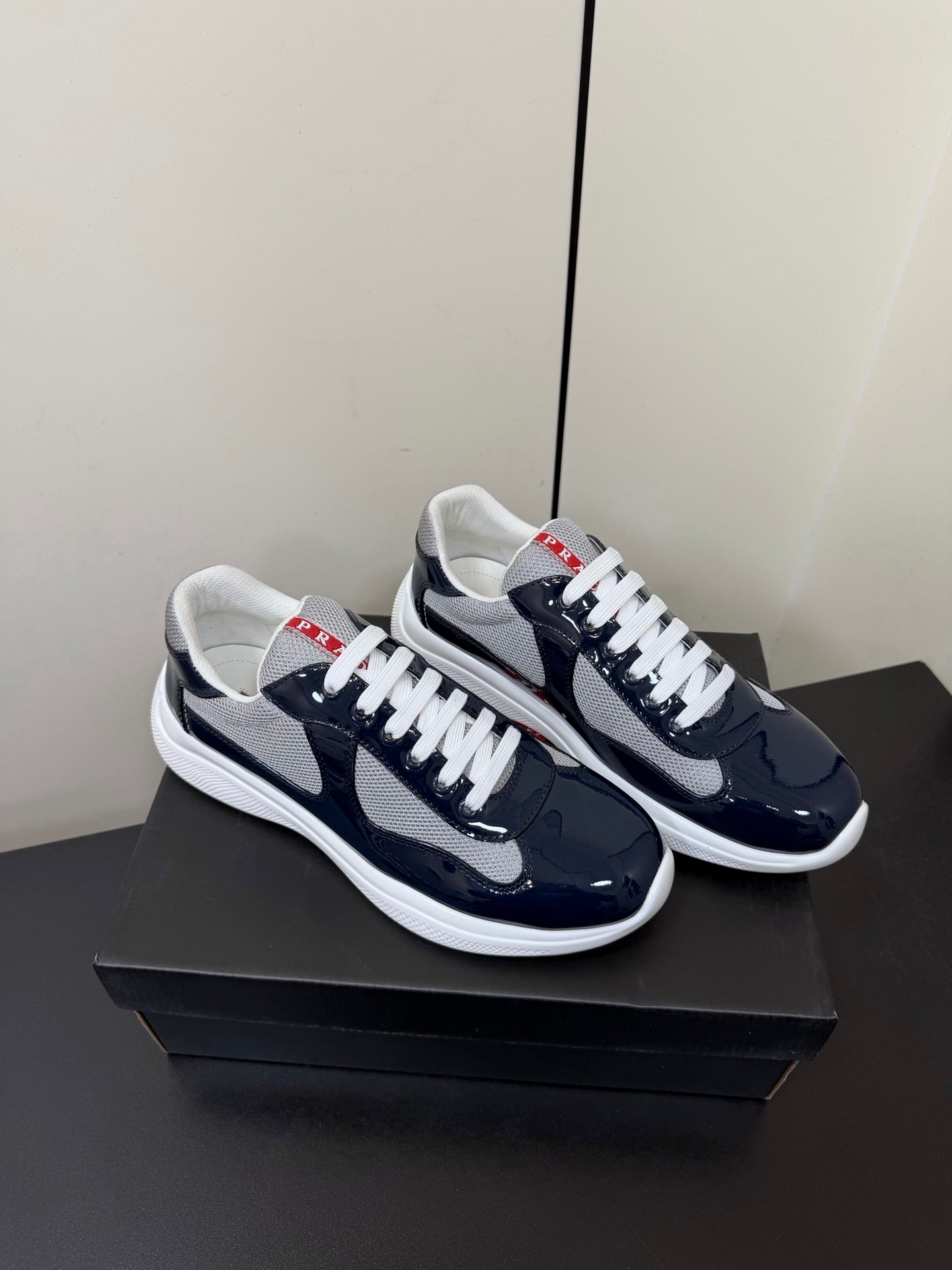 КРОСІВКИ PRADA 26S З ТЕМНО-СИНЬОЇ ЛАКОВАНОЇ ТЕЛЯЧОЇ ШКІРИ ТА БІЛОЇ СІТКИ