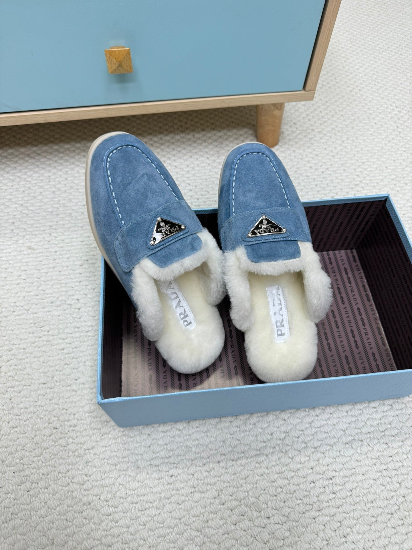 TRIANGLE LOGO FLATS IN AZURE BLUE SUEDE AND FUR LINING - 35