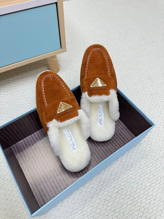 TRIANGLE LOGO FLATS IN RED BROWN SUEDE AND FUR LINING - 35