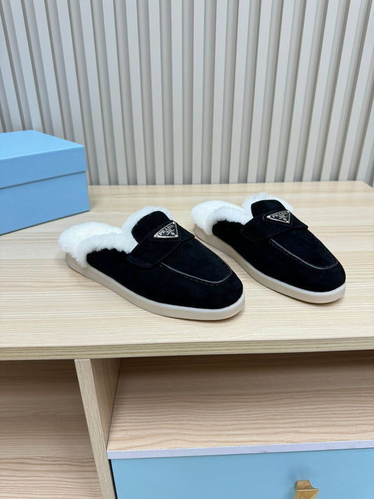 TRIANGLE LOGO FLATS IN BLACK SUEDE AND FUR LINING - 35