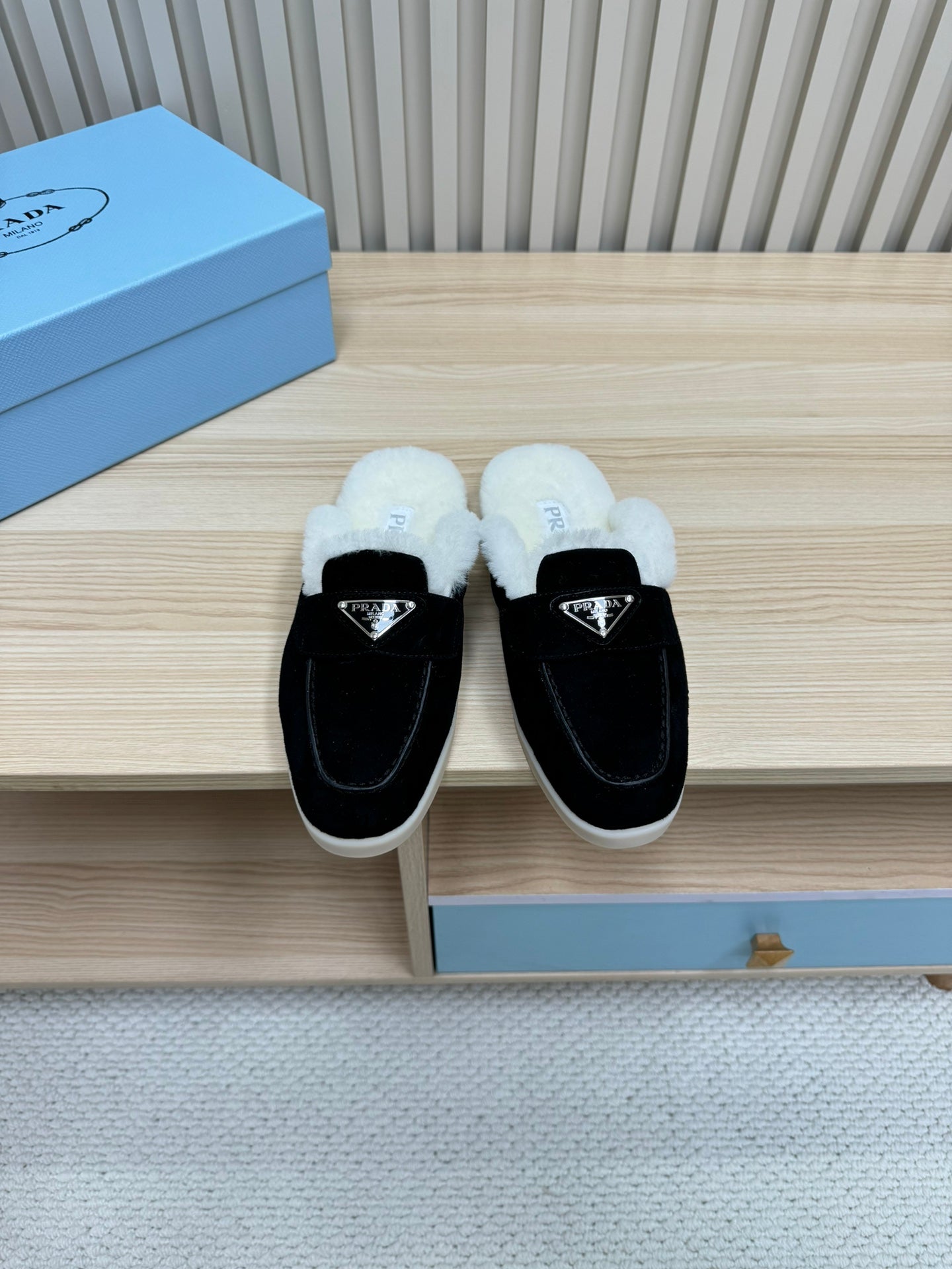 TRIANGLE LOGO FLATS IN BLACK SUEDE AND FUR LINING - 35