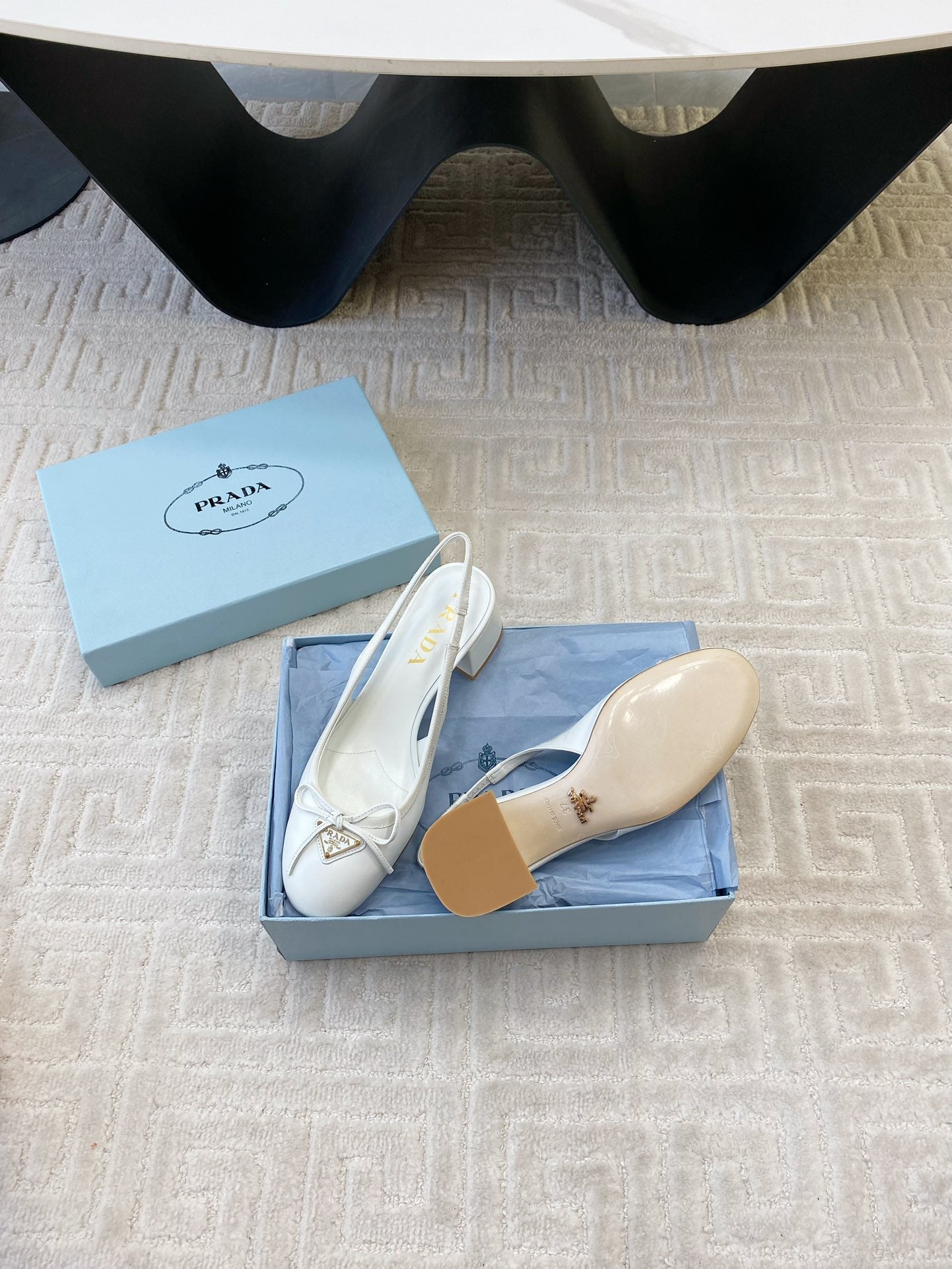 TRIANGLE LOGO SLINGBACK PUMPS WITH BOW IN WHITE CALFSKIN - 35