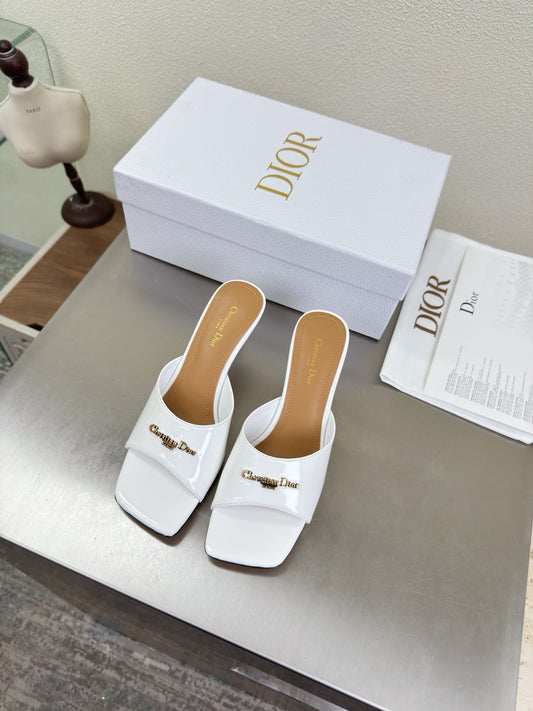 Босоніжки-мюлі DIOR 26S KITTEN HEEL НА НИЗЬКИХ ПІДБОРАХ З БІЛОЇ ЛАКОВАНОЇ ТЕЛЯЧОЇ ШКІРИ З ЛОГОТИПОМ