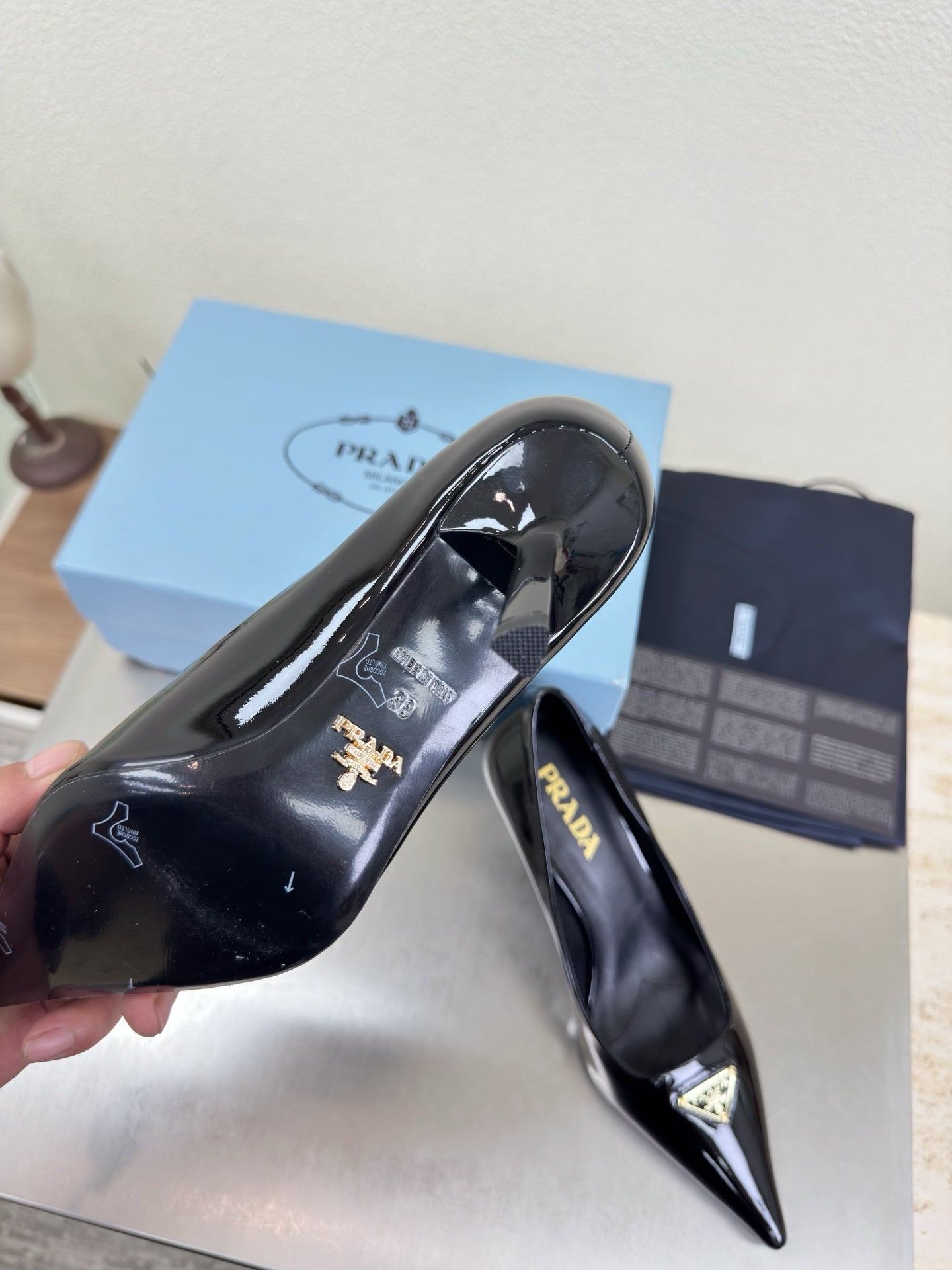 ТУФЛІ-ЧОВНИКИ PRADA 26S З ЗАГОСТРЕНИМ НОСОМ, 75 ММ, З ЧОРНОЇ ЛАКОВАНОЇ ТЕЛЯЧОЇ ШКІРИ