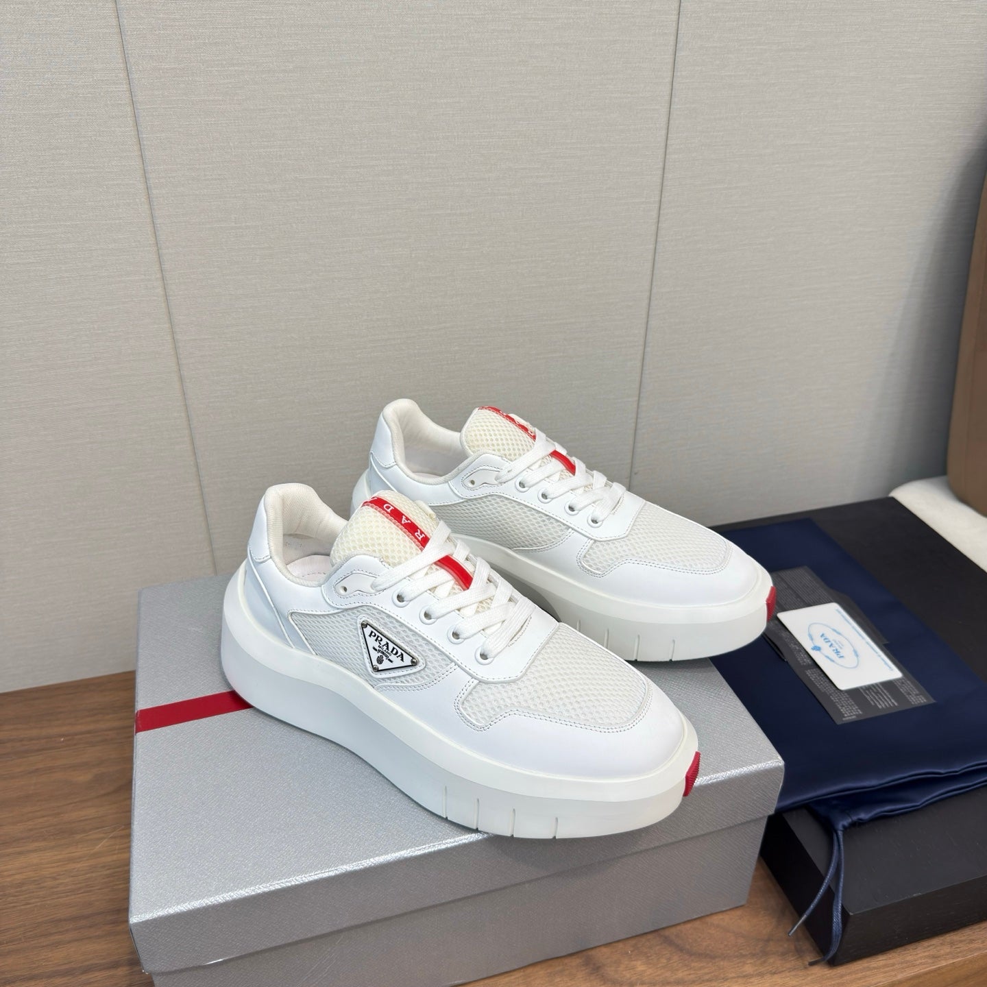 PRADA 25S SPORTY STYLE MEN SNEAKERS LOGO 45MM IN WHITE AND RED CALFSKIN - 35