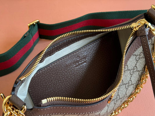 OPHIDIA SMALL SHOULDER BAG 25 З БЕЖЕВО-КОРИЧНЕВОГО ПОЛОТНА ТА ТЕМНО-КОРИЧНЕВОЇ ОВЕЧОЇ ШКІРИ, ЗОЛОТИСТА ФУРНІТУРА