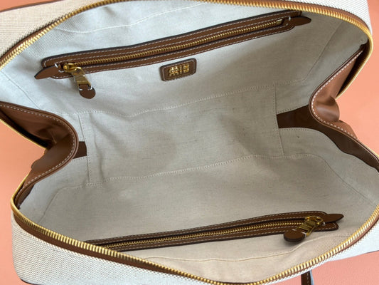 Сумка BEAU TOP HANDLE BAG 34 з білого канвасу та обробкою з телячої шкіри кольору горіхового дерева