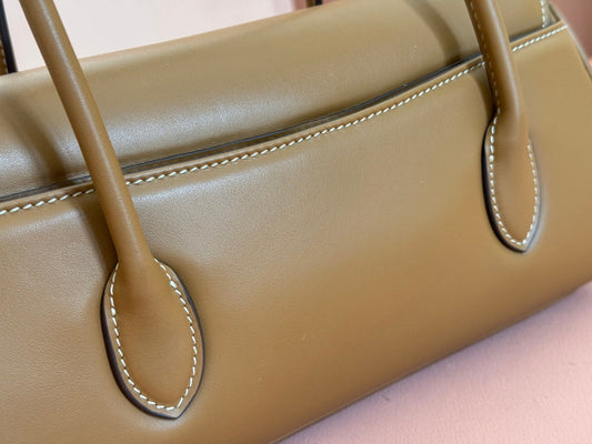 СУМКА BEAU TOP HANDLE 28 З ГЛЯНЦЕВОЇ ТЕЛЯЧОЇ ШКІРИ КОЛЬОРУ "ШОКОЛАДНИЙ КОРИЧНЕВИЙ" ІЗ ЗОЛОТОЮ ФУРНІТУРОЮ