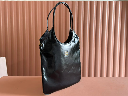 Сумка IVY 40 TOTE зі шкіри теляти чорного лаку