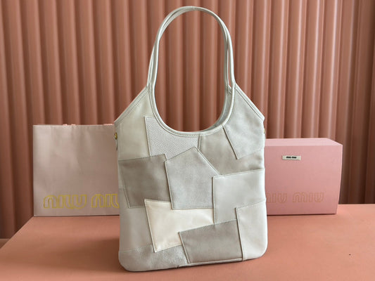 СУМКА IVY TOTE 60 З ТЕКСТУРОВАНОЇ ТЕЛЯЧОЇ ШКІРИ КОЛЬОРУ КРЕЙДИ