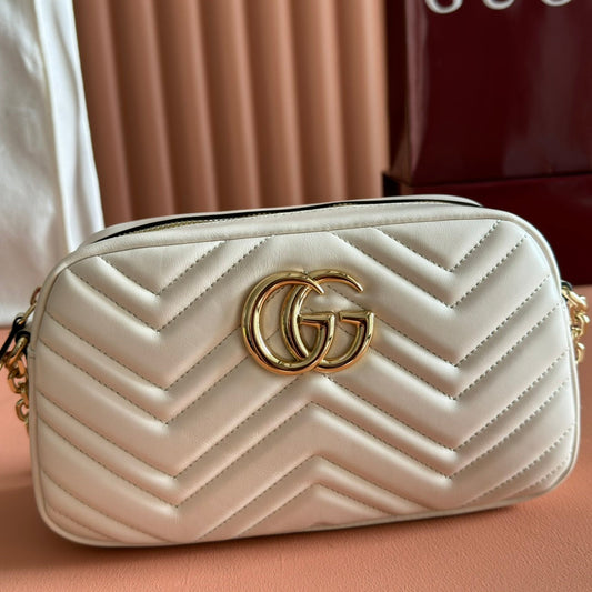 СУМКА GUCCI 25S MARMONT 24 З ТЕЛЯЧОЇ ШКІРИ КРЕМОВОГО КОЛЬОРУ ІЗ ЗОЛОТОЮ ФУРНІТУРОЮ