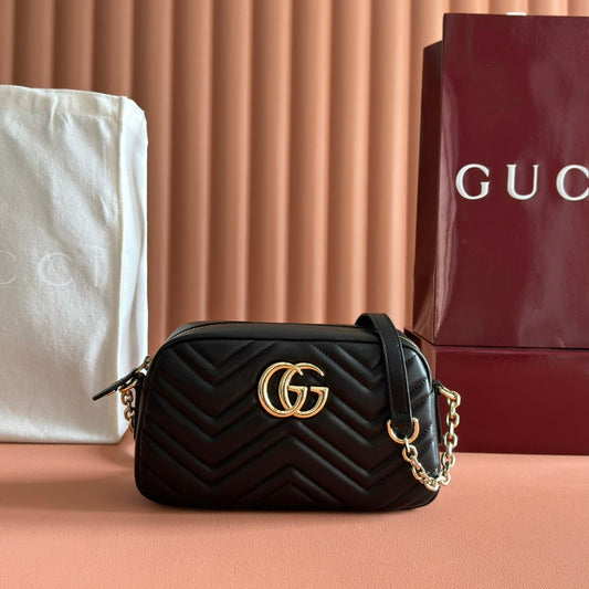 СУМКА GUCCI 25S MARMONT 24 З ЧОРНОЇ ТЕЛЯЧОЇ ШКІРИ ІЗ ЗОЛОТИСТОЮ ФУРНІТУРОЮ