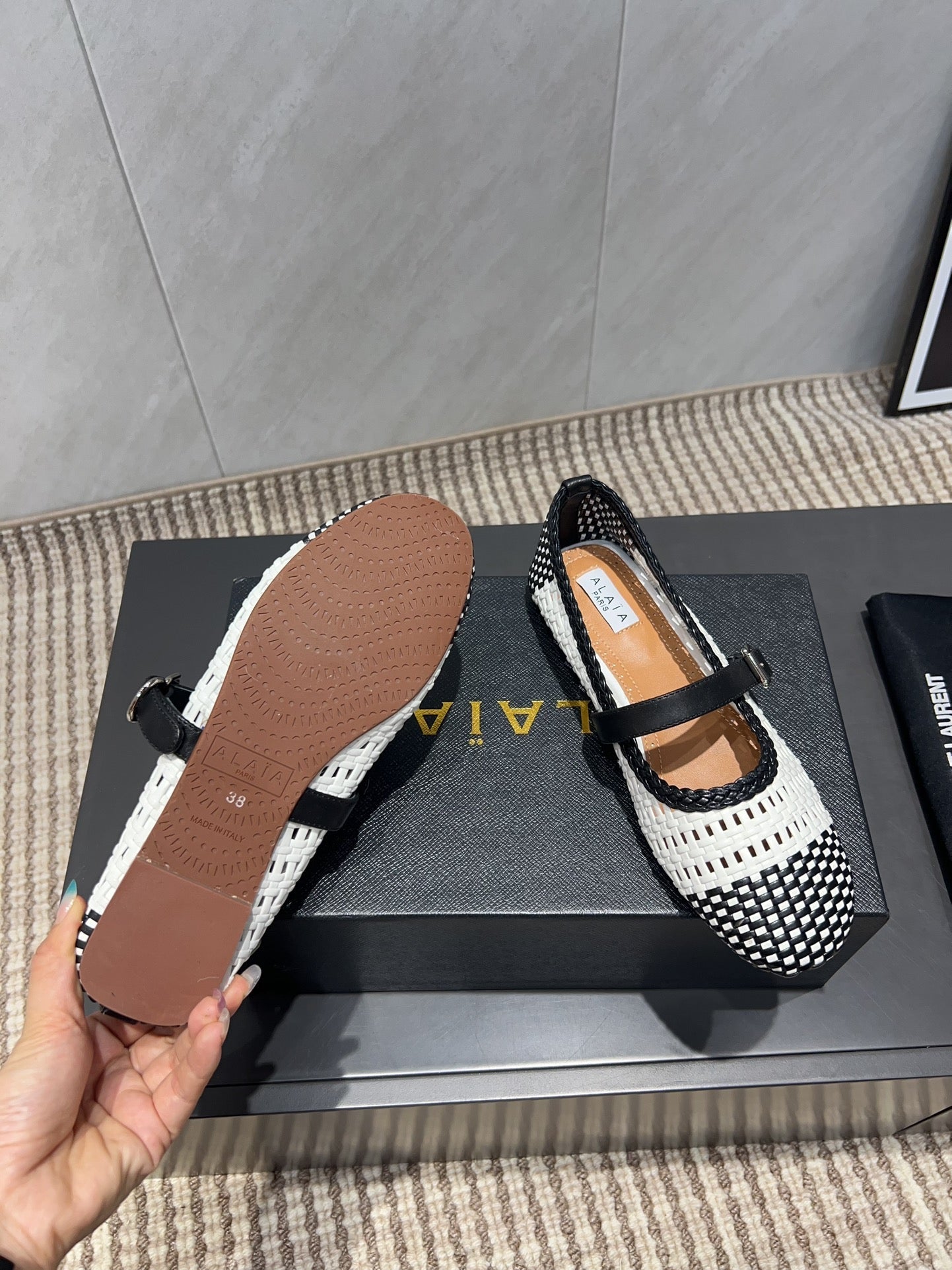 ALAIA MARY JANE FLATS WOVEN PATTERN 25S IN WHITE MIX BLACK CALFSKIN - 35