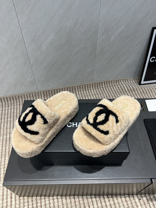 ШКАРПЕТКИ-КАПЦІ CHANEL 25S НА ТОВСТІЙ ПІДОШВІ З ВИШИТИМ ЛОГОТИПОМ З БЕЖЕВОГО ХУТРА - 35