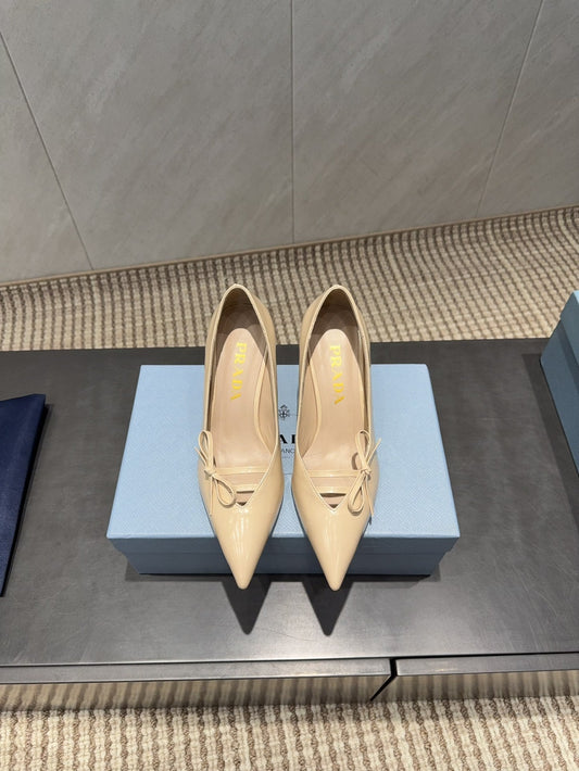 ТУФЛІ-ЧОВНИКИ PRADA 26S З ЗАГОСТРЕНИМ НОСОМ, 75 ММ, З БЕЖЕВОЇ ТЕЛЯЧОЇ ШКІРИ З БАНТОМ