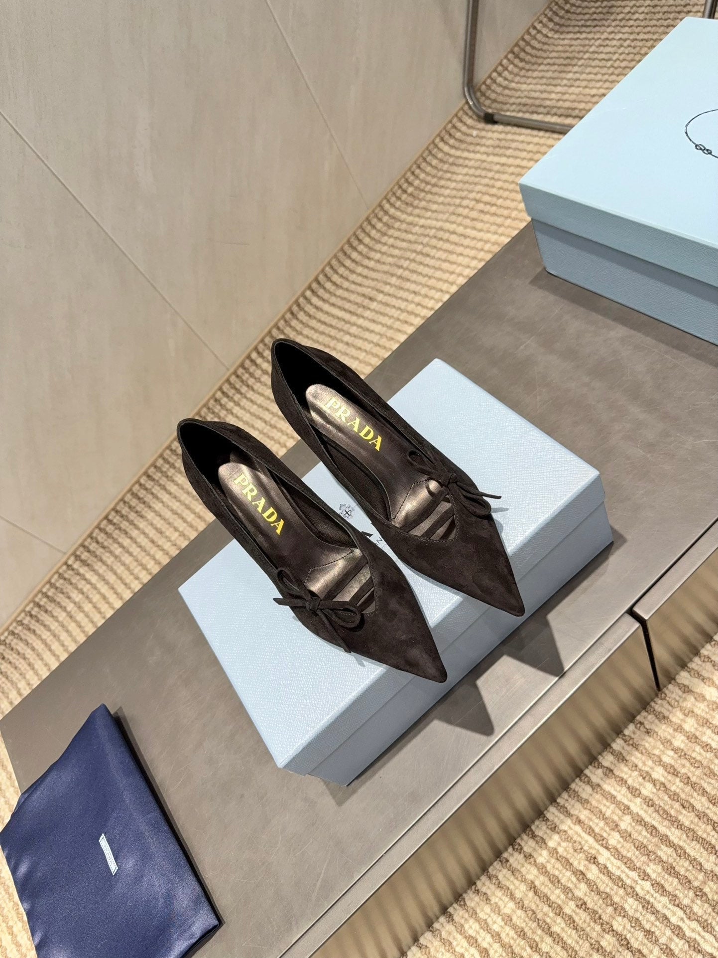 ТУФЛІ-ЧОВНИКИ PRADA 26S З ЗАГОСТРЕНИМ НОСОМ, 75 ММ, ЧОРНА ЗАМША З БАНТОМ