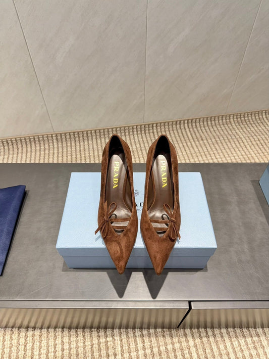 PRADA 26S ГОСТРОНОСІ ТУФЛІ НА КАБЛУКУ 75 ММ З ТЕМНО-КОРИЧНЕВОЇ ЗАМШІ З БАНТОМ