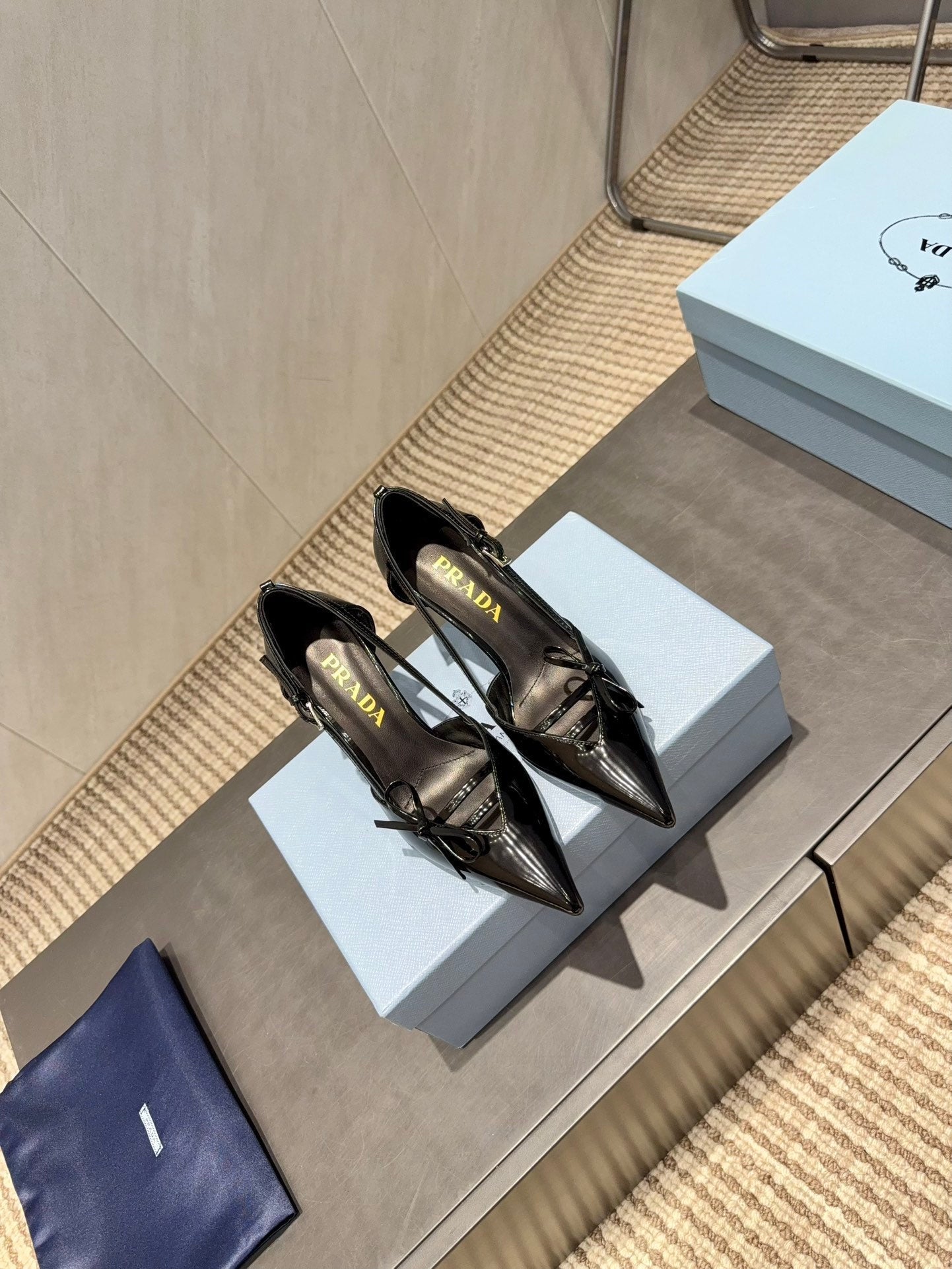 PRADA 26S ГОСТРОНОСІ ТУФЛІ-ЧОВНИКИ З ВИРІЗОМ І БАНТОМ З ЧОРНОЇ ТЕЛЯЧОЇ ШКІРИ, КАБЛУК 75 ММ