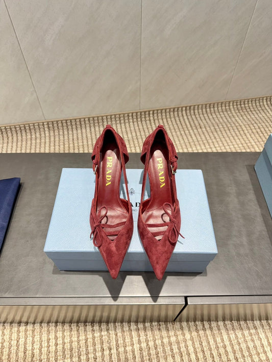 ТУФЛІ-ЧОВНИКИ PRADA 26S З ЗАГОСТРЕНИМ НОСКОМ І ВИРІЗАМИ, НА ПІДБОРАХ 75 ММ, З БОРДОВОЇ ЧЕРВОНОЇ ЗАМШІ З БАНТОМ