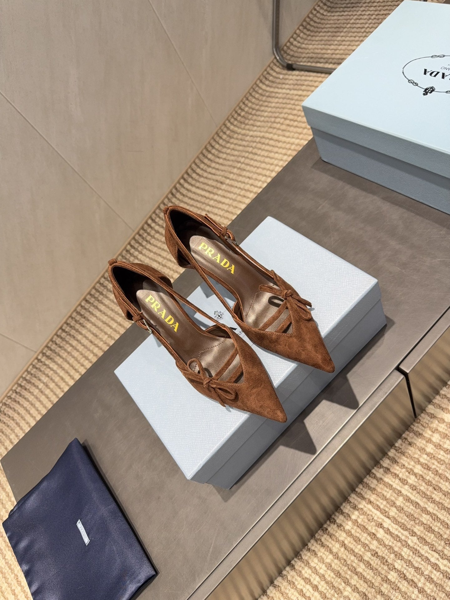 ГОСТРОНОСІ ТУФЛІ PRADA 26S ЗІ ШКІРИ ТЕМНО-КОРИЧНЕВОГО КОЛЬОРУ З ВИРІЗОМ ТА БАНТОМ НА ПІДБОРАХ 75 ММ