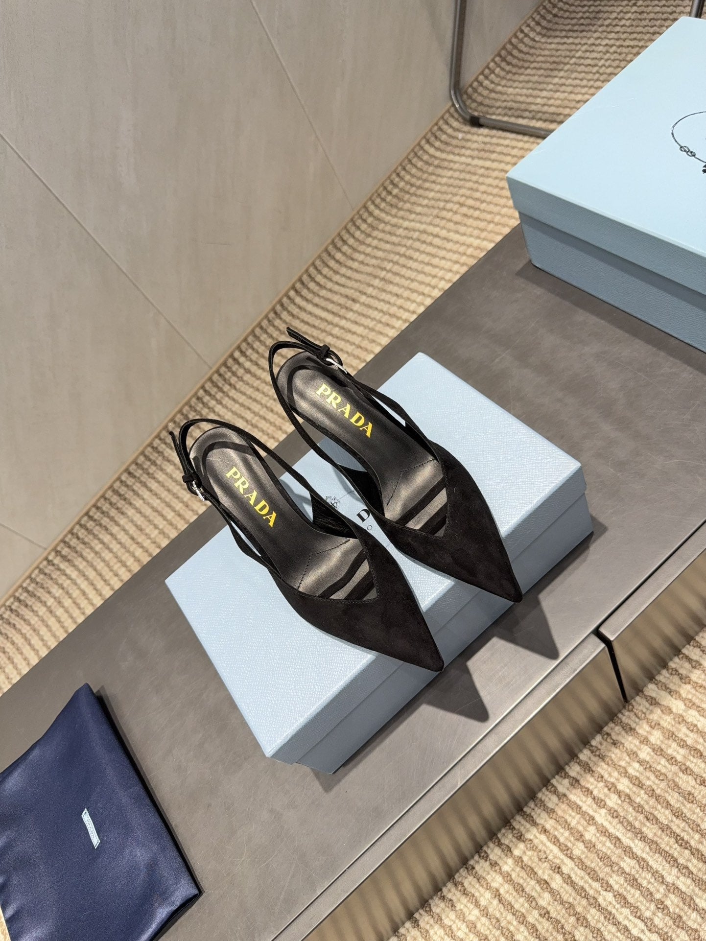 ЖІНОЧІ ТУФЛІ PRADA 26S НА ВИСОКИХ ПІДБОРАХ (75 ММ) З ЗАГОСТРЕНИМ НОСКОМ ТА РЕМІНЦЕМ ЗЗАДУ, ЧОРНА ЗАМША