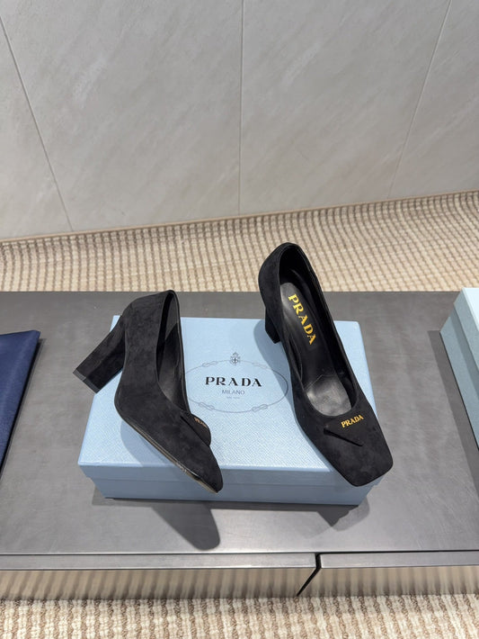 PRADA 26S КВАДРАТНІ ТУФЛІ НА ВИСОКИХ ПІДБОРАХ 85 ММ З ЧОРНОЇ ЗАМШІ З ЛОГОТИПОМ