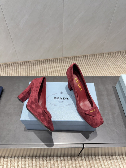 PRADA 26S КВАДРАТНИЙ НОСОК, ТУФЛІ НА ВИСОКИХ ПІДБОРАХ 85 ММ З ТЕМНО-ЧЕРВОНОЇ ЗАМШІ З ЛОГОТИПОМ